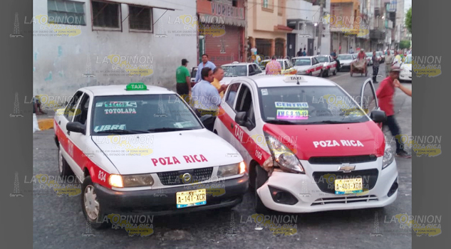 Taxis colisionan por ganarse el paso, circulaban sobre calle Mariano Arista