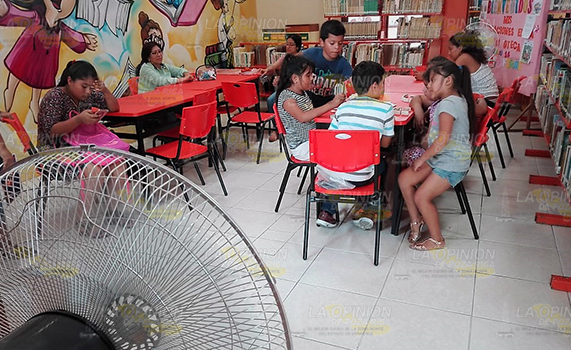 Biblioteca de Tihuatlán, un horno; sufren niños en el taller de verano