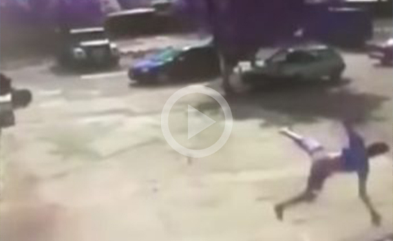 VIDEO muestra cómo un joven en Ucrania sale volando por los fuertes vientos