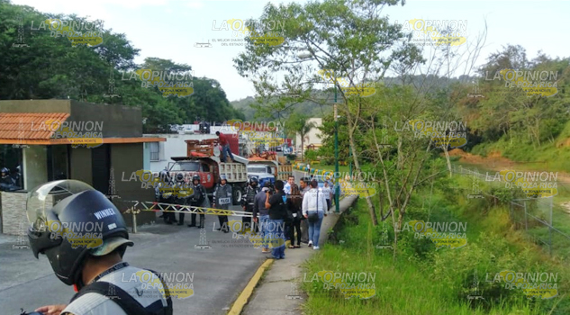 Refriega entre colonos y policías para desalojar a miembros de Antorcha Campesina que invadieron viviendas