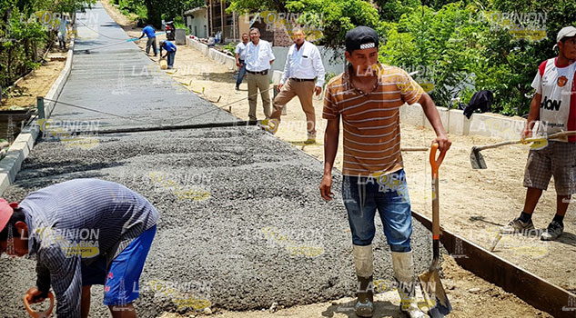 Realizan obra pública simultáneamente