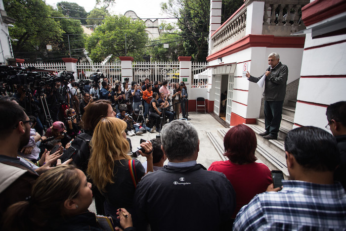 La oficina de AMLO se vuelve un foco de esperanza, y un destino para peregrinos desesperados