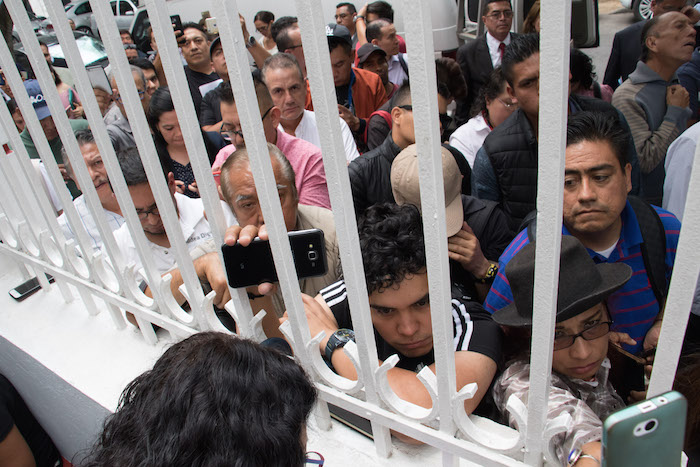 La oficina de AMLO se vuelve un foco de esperanza, y un destino para peregrinos desesperados