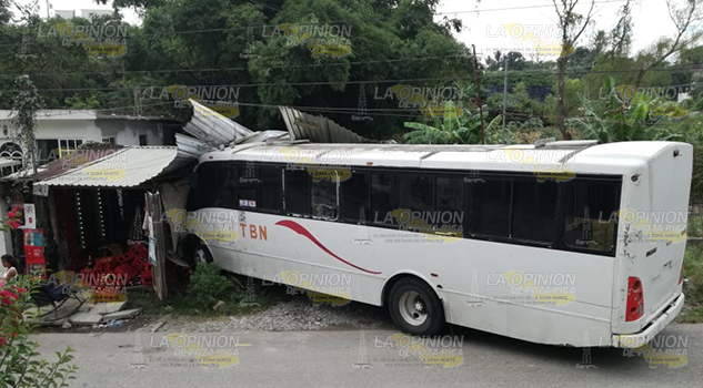 Autobús se impacta contra una vivienda de la colonia ampliación Los Mangos en Tuxpan