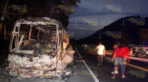 Arde autobús en la carretera Papantla-Gutiérrez Zamora Arde Autobús Carretera Papantla Gutiérrez Zamora