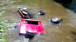 Camión cae al río debajo del puente Tomata en Tlapacoyan Camión Cae Río Debajo Puente Tomata Tlapacoyan