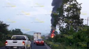 Chocan Dos Tráileres Sobre Tuxpan Tampico Uno Se Incendia