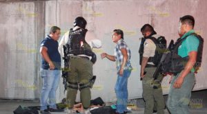 Conductor ebrio, choca contra distribuidor vial en Poza Rica