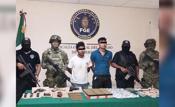 Caen 3 menores de edad y 2 adultos con armas y droga en Guerrero