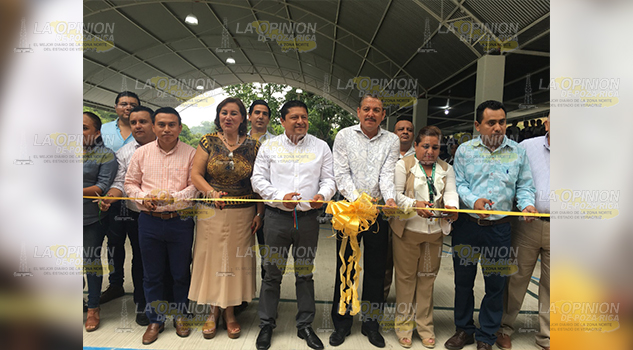 Alcalde inaugura domo en el Conalep en Papantla