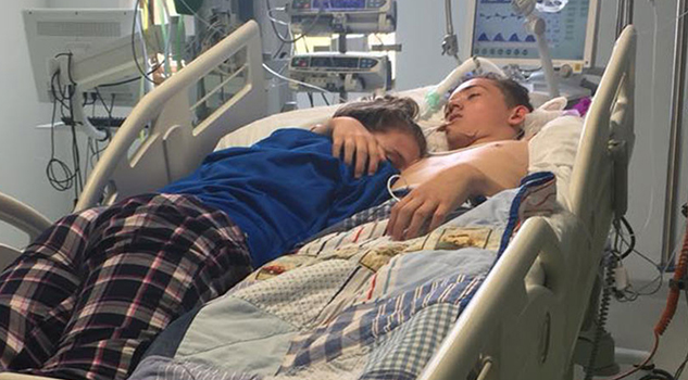 Foto desgarradora: Se despide de su novio en el hospital antes de que lo desconecten