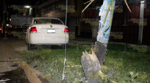 Derriba poste en persecución; huía de la policía Derriba Poste Persecución Huía Policía