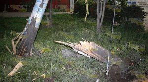 Derriba poste en persecución; huía de la policía