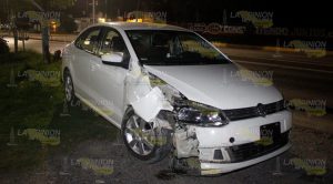Derriba poste en persecución; huía de la policía