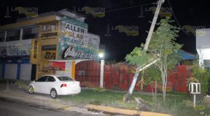 Derriba poste en persecución; huía de la policía