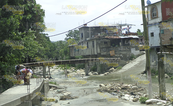 Construyen puente peatonal