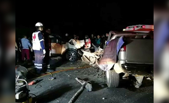 Choque enluta a dos familias; mueren cuatro, entre ellos un bebé