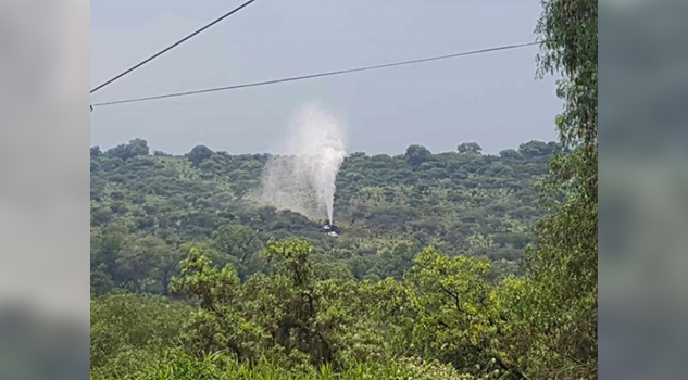 ¡Como fuente! Fuga en ducto de Pemex alcanza más de 10 metros
