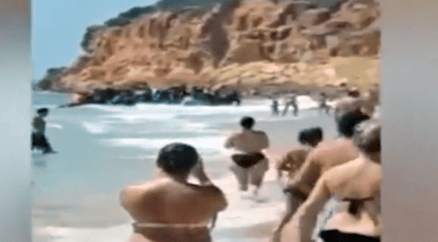 Bote con inmigrantes sorprende al llegar a playa de España