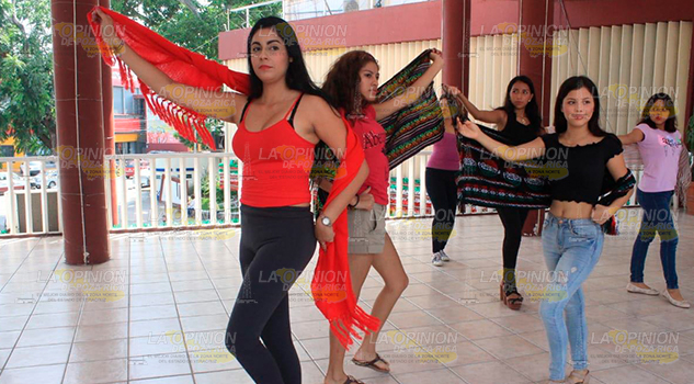 Jovencitas se registran en el certamen Señorita Independencia Jovencitas se registran en el certamen Señorita Independencia