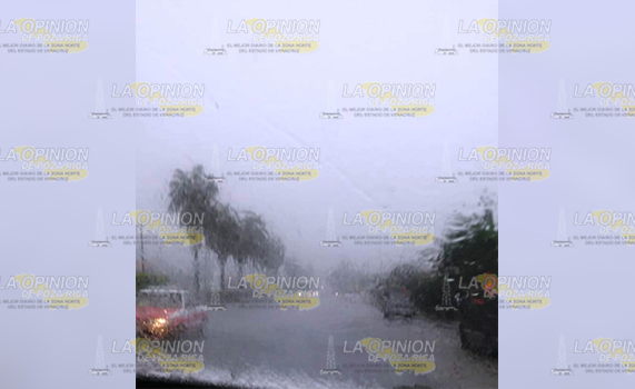Fuerte tormenta azota en esta ciudad, sin causar daños