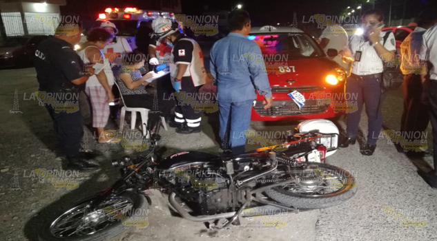 Choque entre un taxi y una motocicleta, deja como saldo a una mujer lastimada