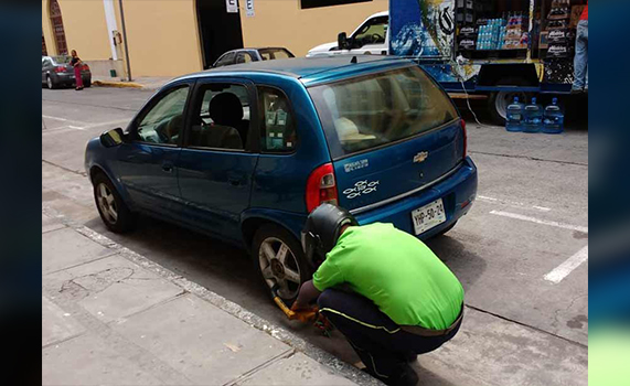 Molestos turistas, denuncian ser víctimas de parquímetros en Veracruz