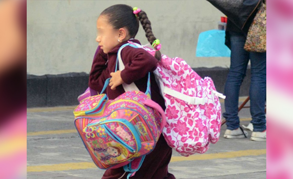 Mochilas de niños no deben pesar más de 10% de su peso