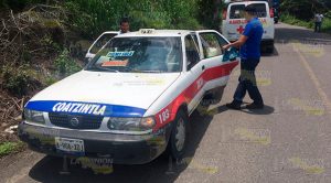 ¡Se salvaron de milagro! Por rebasar, taxista provoca accidente Por Rebasar Taxista Provoca Accidente