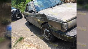 ¡Se salvaron de milagro! Por rebasar, taxista provoca accidente Por Rebasar Taxista Provoca Accidente