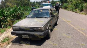 ¡Se salvaron de milagro! Por rebasar, taxista provoca accidente Por Rebasar Taxista Provoca Accidente