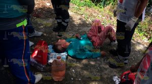 ¡Se salvaron de milagro! Por rebasar, taxista provoca accidente Por Rebasar Taxista Provoca Accidente