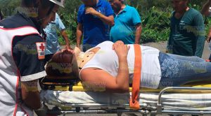 ¡Se salvaron de milagro! Por rebasar, taxista provoca accidente Por Rebasar Taxista Provoca Accidente