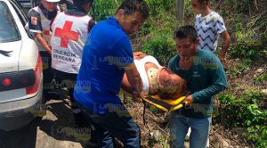 ¡Se salvaron de milagro! Por rebasar, taxista provoca accidente Por Rebasar Taxista Provoca Accidente