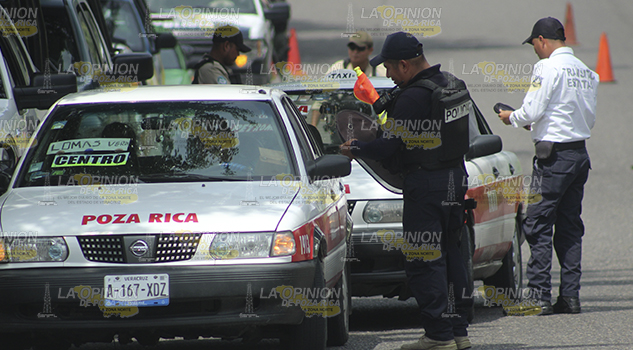 Detienen a taxistas en operativo en Poza Rica