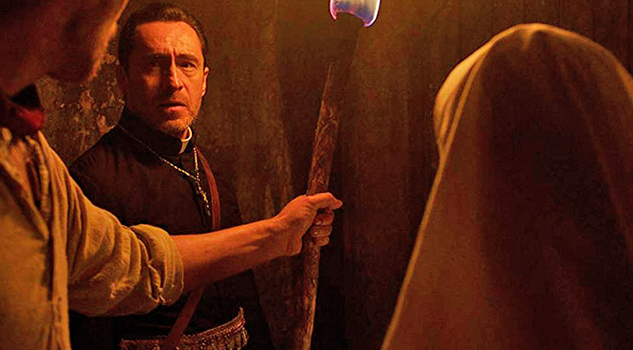 Entierran en ataúd a Demián Bichir, en el trailer de 'La Monja'