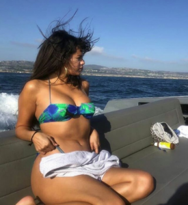 Selena Gomez muestra sus curvas en bikini