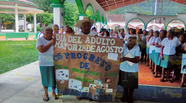Brindan diversos temas a los adultos mayores