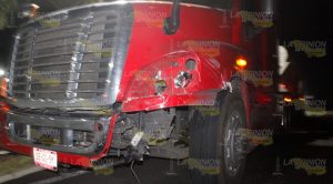 Tráiler impacta a auto que iba en sentido contrario Tráiler Impacta Auto Iba Sentido Contrario