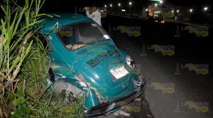 Tráiler impacta a auto que iba en sentido contrario Tráiler Impacta Auto Iba Sentido Contrario