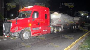 Tráiler impacta a auto que iba en sentido contrario Tráiler Impacta Auto Iba Sentido Contrario