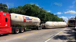 Vuelca pipa de gas doble remolque sobre la Tuxpan-México Volcadura Pipa Gas Carretera Tuxpan México