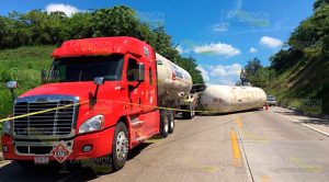 Vuelca pipa de gas doble remolque sobre la Tuxpan-México Volcadura Pipa Gas Carretera Tuxpan México