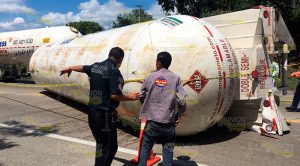 Vuelca pipa de gas doble remolque sobre la Tuxpan-México Volcadura Pipa Gas Carretera Tuxpan México
