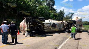 Vuelca pipa de gas doble remolque sobre la Tuxpan-México Volcadura Pipa Gas Carretera Tuxpan México