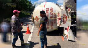 Vuelca pipa de gas doble remolque sobre la Tuxpan-México Volcadura Pipa Gas Carretera Tuxpan México
