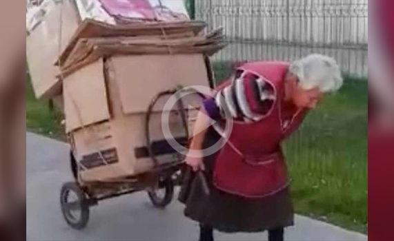 Conmueve abuelita de 81 años que acarrea cartones para subsistir