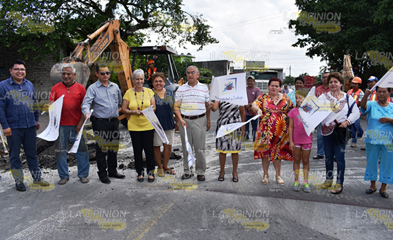 Alcaldesa da inicio obra de pavimentación en Tlapacoyan