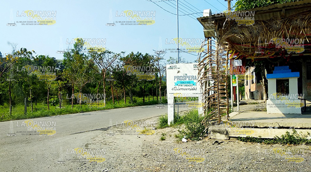 CAEV les niega acceso al agua en Escolin