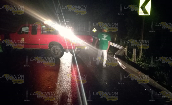 Camión a punto de caer a un barranco en Tancoco